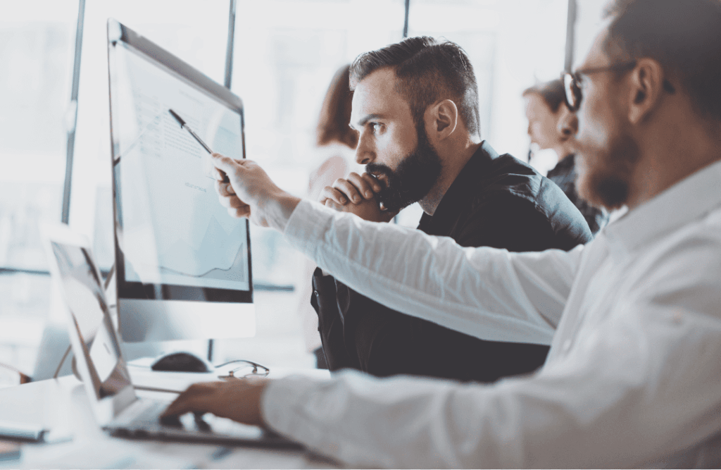Equipo técnico analizando datos y ofreciendo asesoramiento personalizado en Dekoin 98