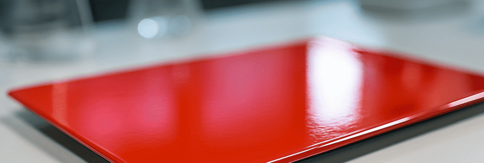 Probeta de laboratorio con esmalte premium estirada, mostrando su elasticidad y calidad de acabado.