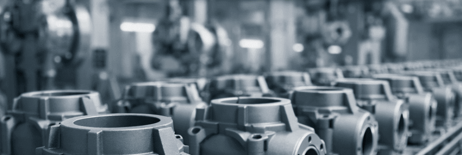 Componentes metálicos industriales con recubrimiento uniforme en una línea de producción, ejemplo de repetibilidad y control en pintura industrial de Dekoin 98.