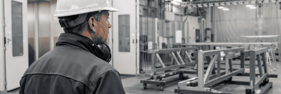 Técnico industrial evaluando una instalación de pintura industrial antes de definir el sistema de recubrimiento adecuado