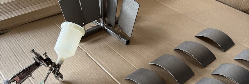 Sistema de pintura industrial sobre acero con imprimación y esmalte aplicado en probetas tras granallado