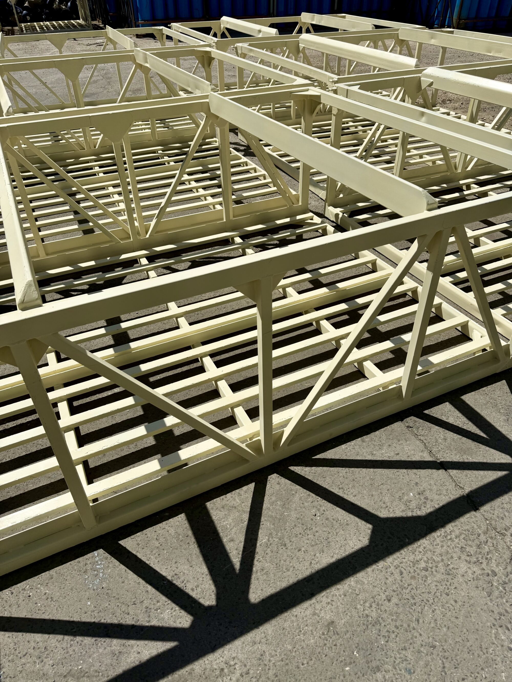 Jaulas metálicas pintadas para almacenamiento de botellas de GLP en una planta industrial