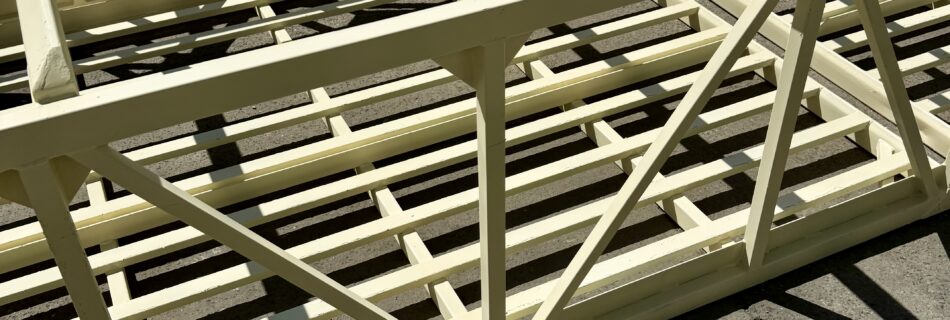 Jaulas metálicas pintadas para almacenamiento de botellas de GLP en una planta industrial